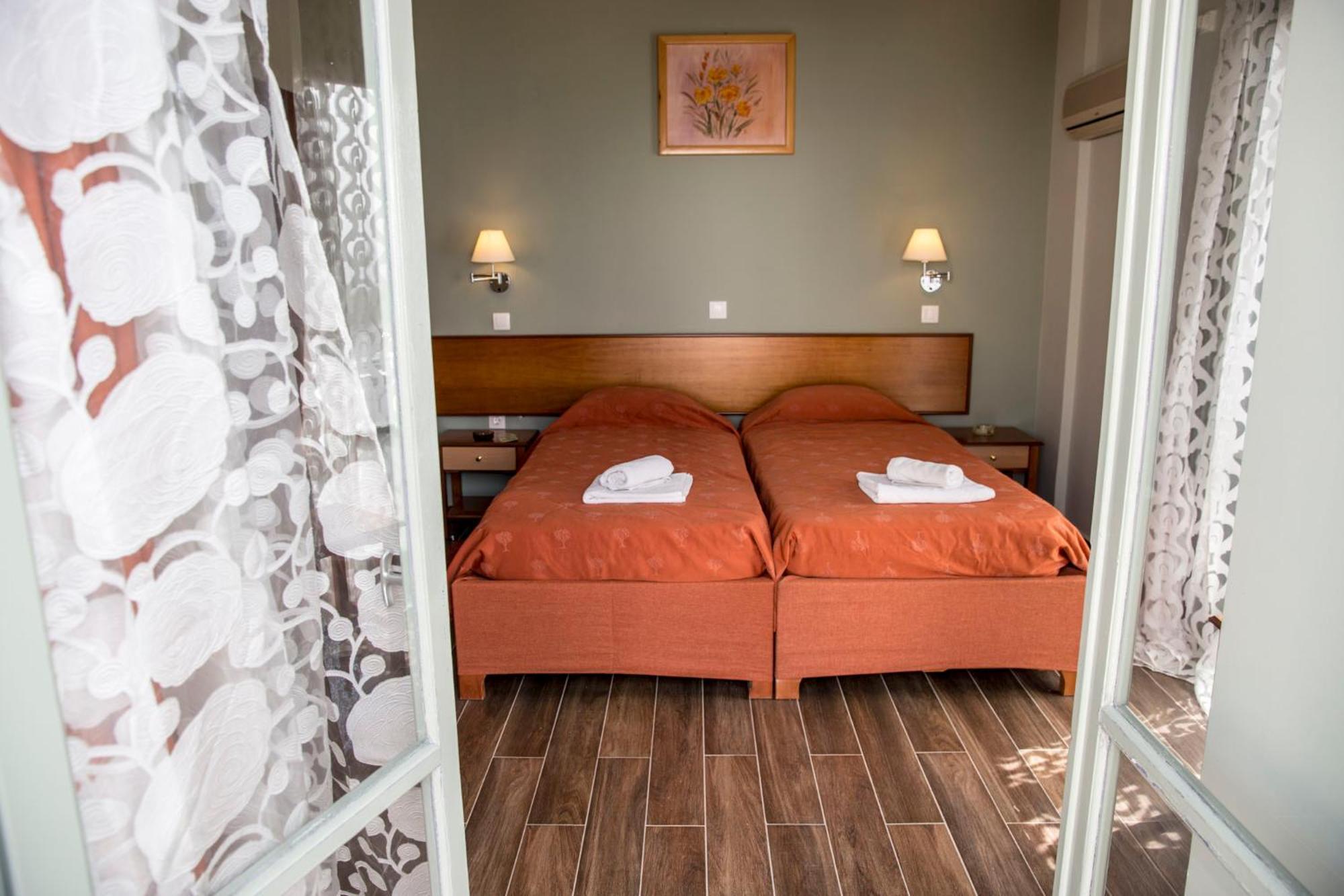 Togias Hotel Aegina Bagian luar foto