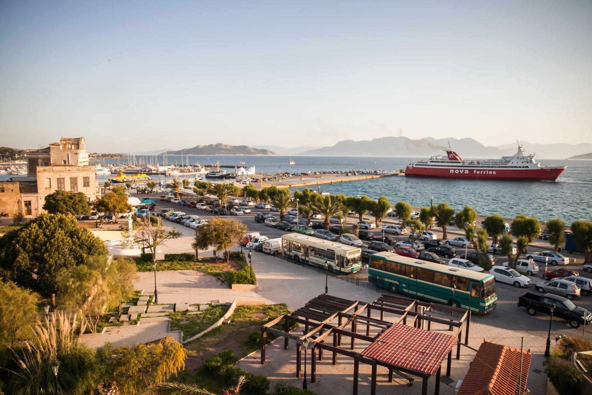 Togias Hotel Aegina Ruang foto